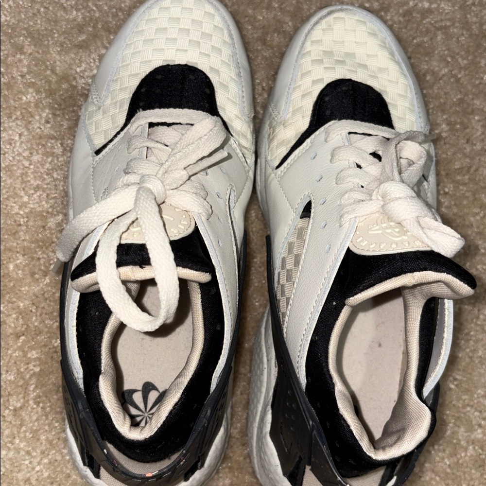 Nike Black and White Athletic Shoes - Picture 3 of 5